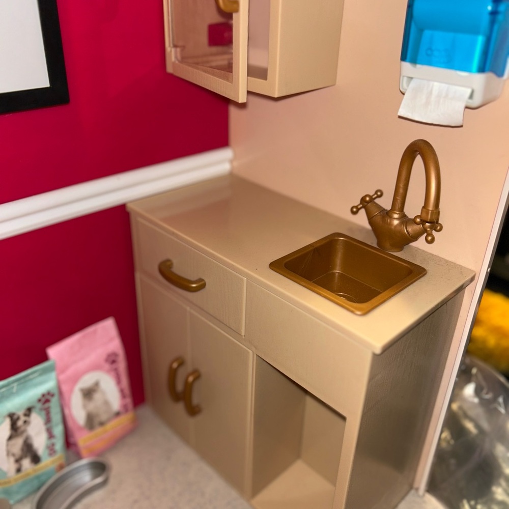 Our Generation Pink Play Veterinary Clinic Playset - Picture 9 of 13